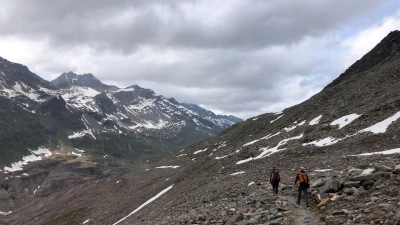 Wanderer in den Ötztaler Alpen nahe dem Gurgler Ferner. Einst war das Gebiet vergletschert. (Foto: Ute Wessels/dpa)