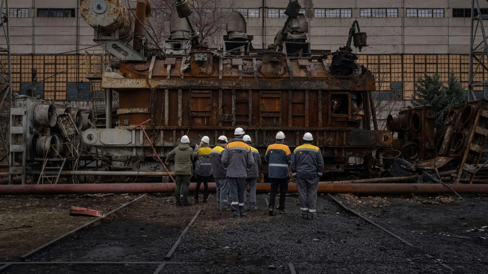 Russland nimmt erneut die ukrainische Stromversorgung ins Visier. (Archivbild) (Foto: Evgeniy Maloletka/AP/dpa)