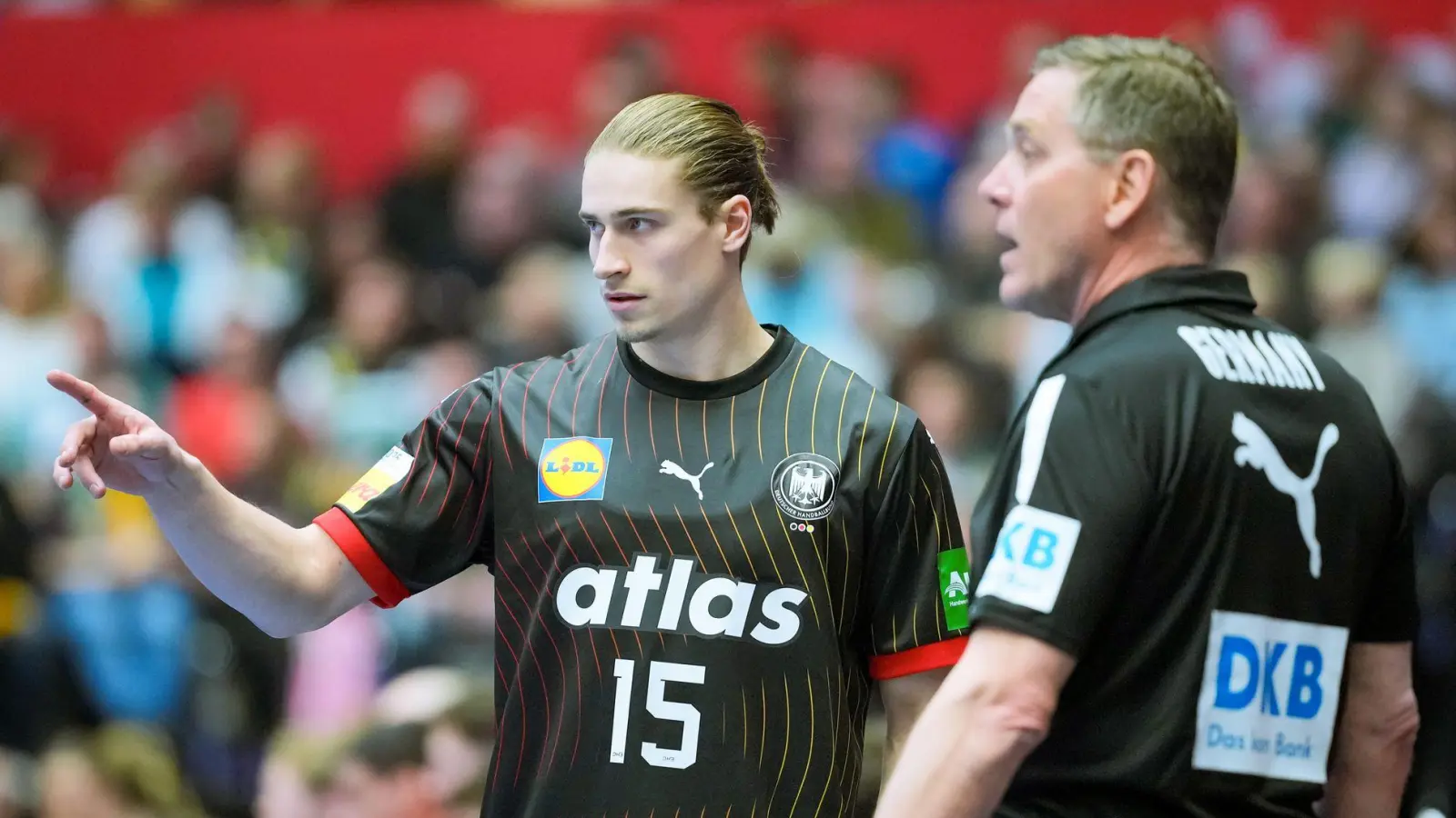 Juri Knorr (l) gehört bei der Handball-WM bisher zu den Aktivposten im deutschen Team. (Foto: Sören Stache/dpa)