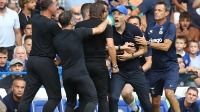 Thomas Tuchel (Mitte r) und Antonio Conte (Mitte l) sehen beide Rot für diese Aktion. (Foto: Paul Terry/CSM via ZUMA Press Wire/dpa)