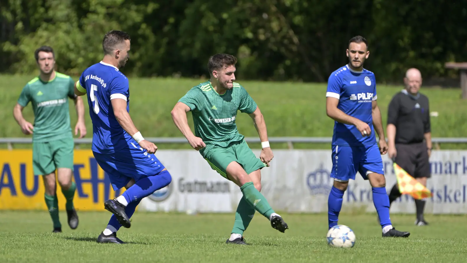 Marcus Roid (Mitte in Grün) erzielte das entscheidende 1:0 für den TuS Feuchtwangen im Derby gegen den ESV Ansbach-Eyb (links Kapitän Michael Kreißelmeier). (Foto: Martin Rügner)