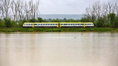 Unwetter haben den Bahnverkehr im Juni stark beeinträchtigt.  (Foto: Thomas Warnack/dpa)