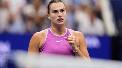 Aryna Sabalenka bejubelt ihren dritten Grand-Slam-Triumph. (Foto: Julia Nikhinson/AP/dpa)