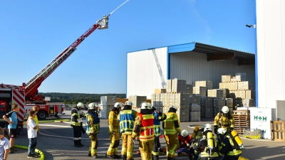 Atemschutztrupps bargen die „Vermissten“ aus der verrauchten Halle. Derweil bekämpfte die Stützpunktwehr Herrieden von der Drehleiter aus den angenommenen Brand. (Foto: Werner Wenk)