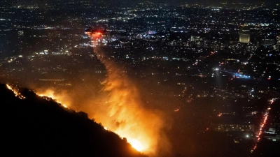 Tausende Einsatzkräfte kämpfen gegen Großbrände in Los Angeles, Hilfe kommt auch aus der Luft. (Foto aktuell) (Foto: Ethan Swope/AP/dpa)