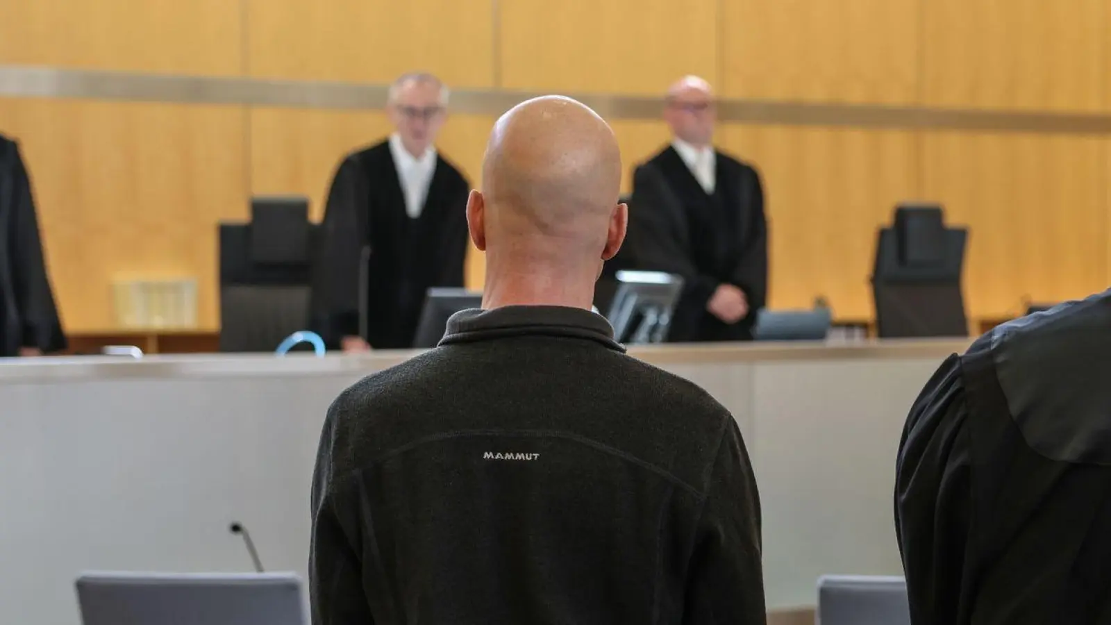 Der Angeklagte (l, vorne) neben seinem Anwalt Marvin Schroth (r) im Gerichtssaal in Düsseldorf. (Foto: Oliver Berg/dpa)