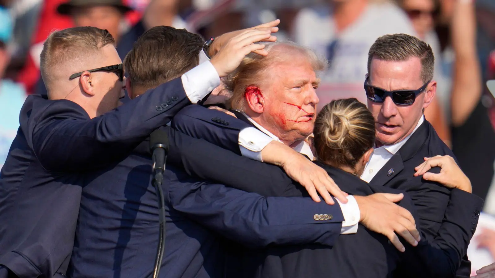 Trump: „Es war leider eine Kugel, die mein Ohr traf.“ (Archivbild) (Foto: Gene J. Puskar/AP/dpa)