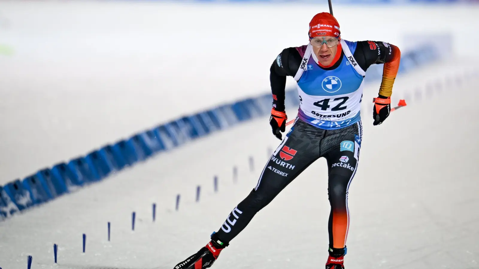 Biathlet Roman Rees gewinnt den Weltcup in Östersund. (Foto: Anders Wiklund/TT News Agency/AP/dpa)