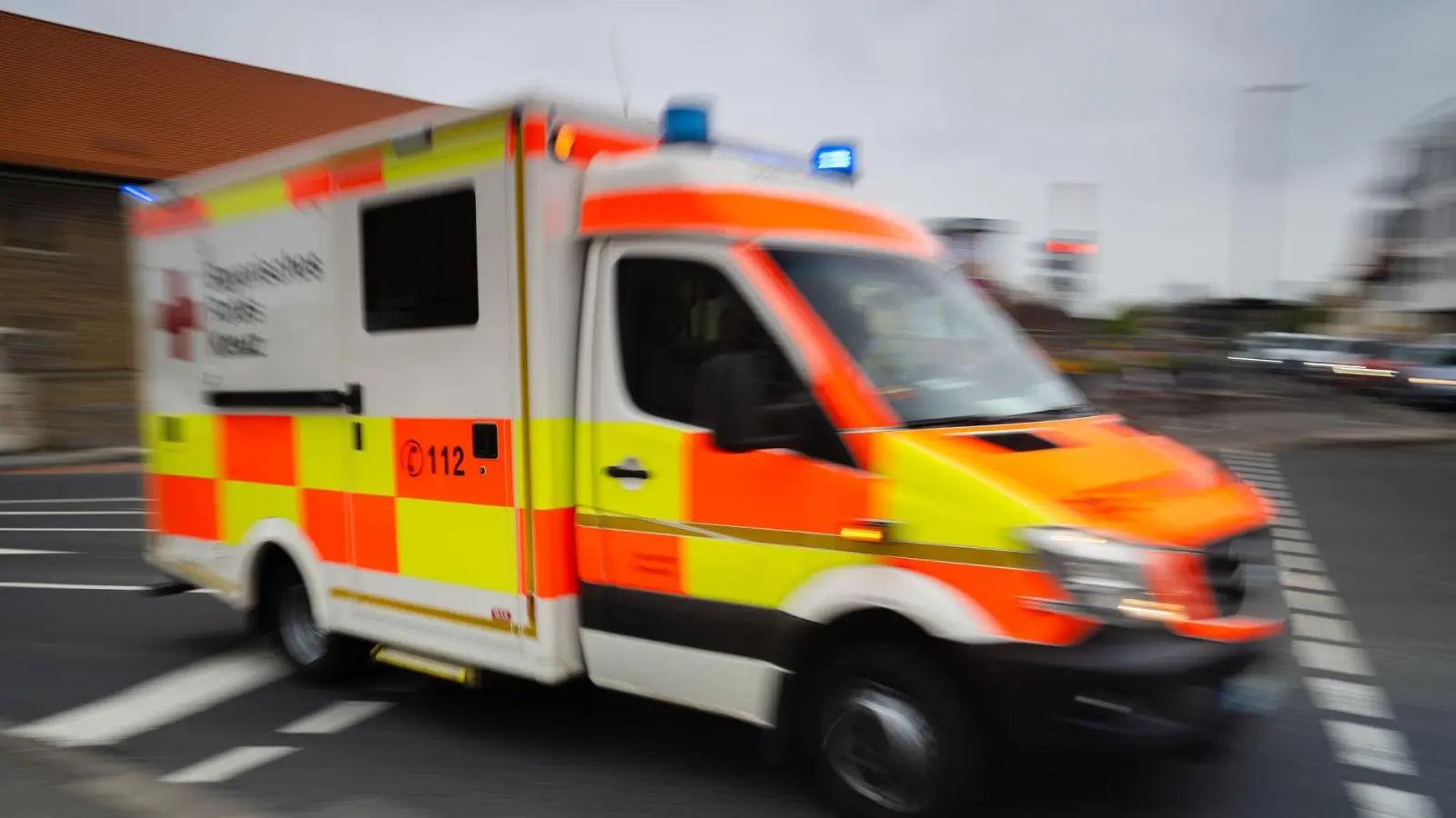 Der Arbeiter wurde vom Rettungsdienst in ein Krankenhaus gebracht. (Symbolbild) (Foto: Nicolas Armer/dpa)