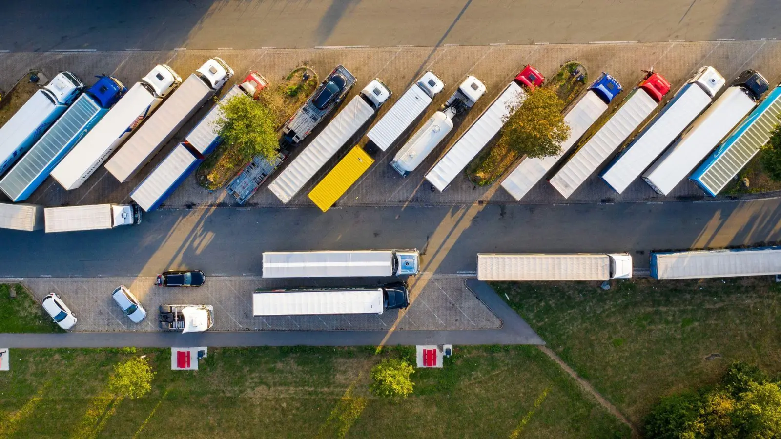 ADAC: 90 Prozent der Lkw parken mangels Stellflächen in absoluten Haltverboten. (Foto: Arnulf Stoffel/dpa)