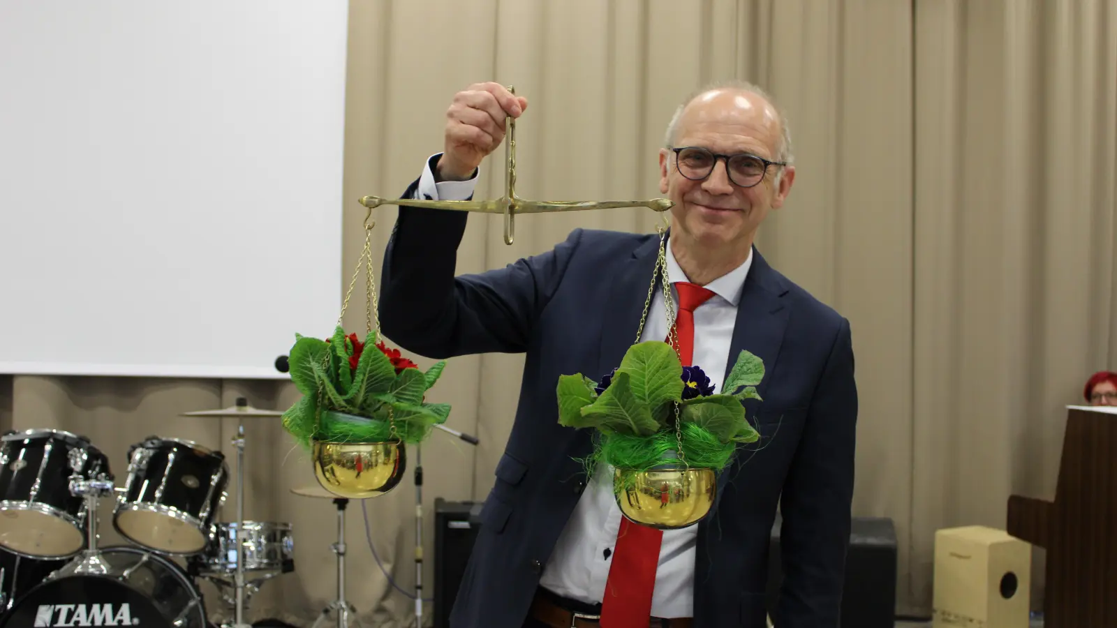 Ausgeglichenheit wie bei einer Waage möchte Hans Hauptmann, der vor den Osterferien als Leitender Ansbacher Schulamtsdirektor in den Ruhestand verabschiedet wurde, künftig im Garten, beim Wandern durch die Natur sowie beim Musizieren und Tanzen finden. (Foto: Kristina Schmidl)