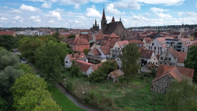 Die Gebäude im rückwärtigen Bereich der Schaitbergerstraße (vorne links) sollen einer modernen, dreigeschossigen Wohnbebauung weichen. (Archivfoto: Stadt Ansbach/Jürgen Binder)