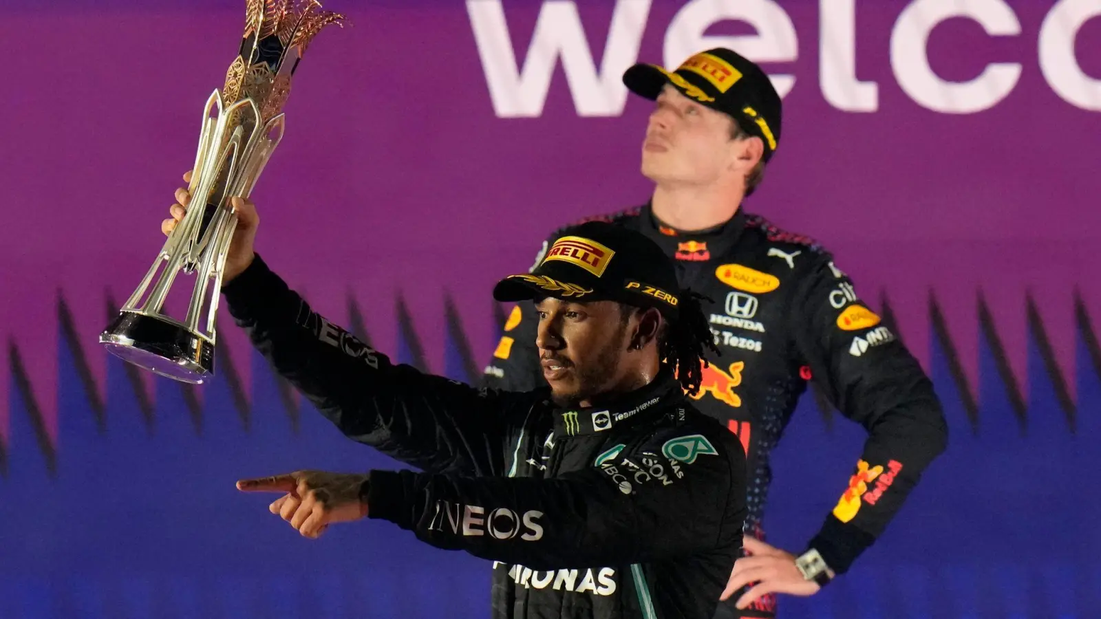 Der britische Mercedes-Pilot Lewis Hamilton feiert seinen Sieg beim Großen Preis von Saudi-Arabien vor dem zweitplatzierten Red-Bull-Piloten Max Verstappen aus den Niederlanden. (Foto: Hassan Ammar/AP/dpa)