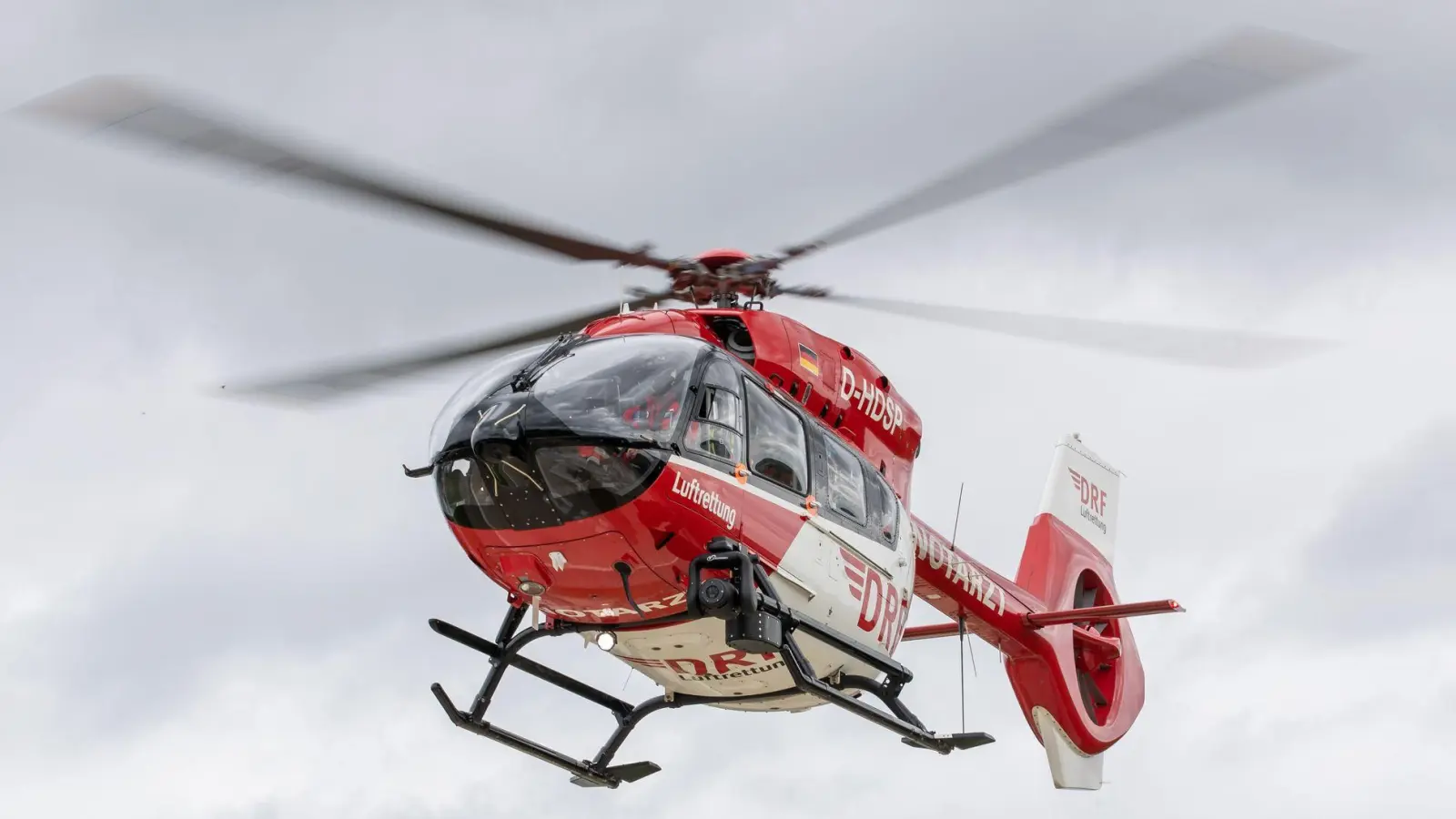 Mit einem Rettungshubschrauber wird der Fünfjährige in eine  Klinik geflogen. (Symbolbild) (Foto: Daniel Karmann/dpa)