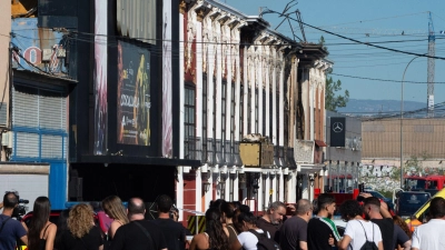 Die Flammen brachen nach den ersten Erkenntnissen in einer der drei Discos in Murcia aus und griffen nach amtlichen Angaben schnell auf die anderen Lokale über. (Foto: Javi Carrión/EUROPA PRESS/dpa)