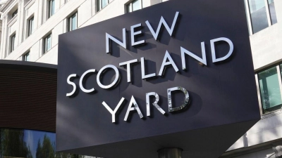 Das Schild von New Scotland Yard, dem Hauptsitz der Londoner Metropolitan Police. In London ist eine Frau mitten am Tag erstochen worden (Symbolbild). (Foto: Kin Cheung/AP/dpa)