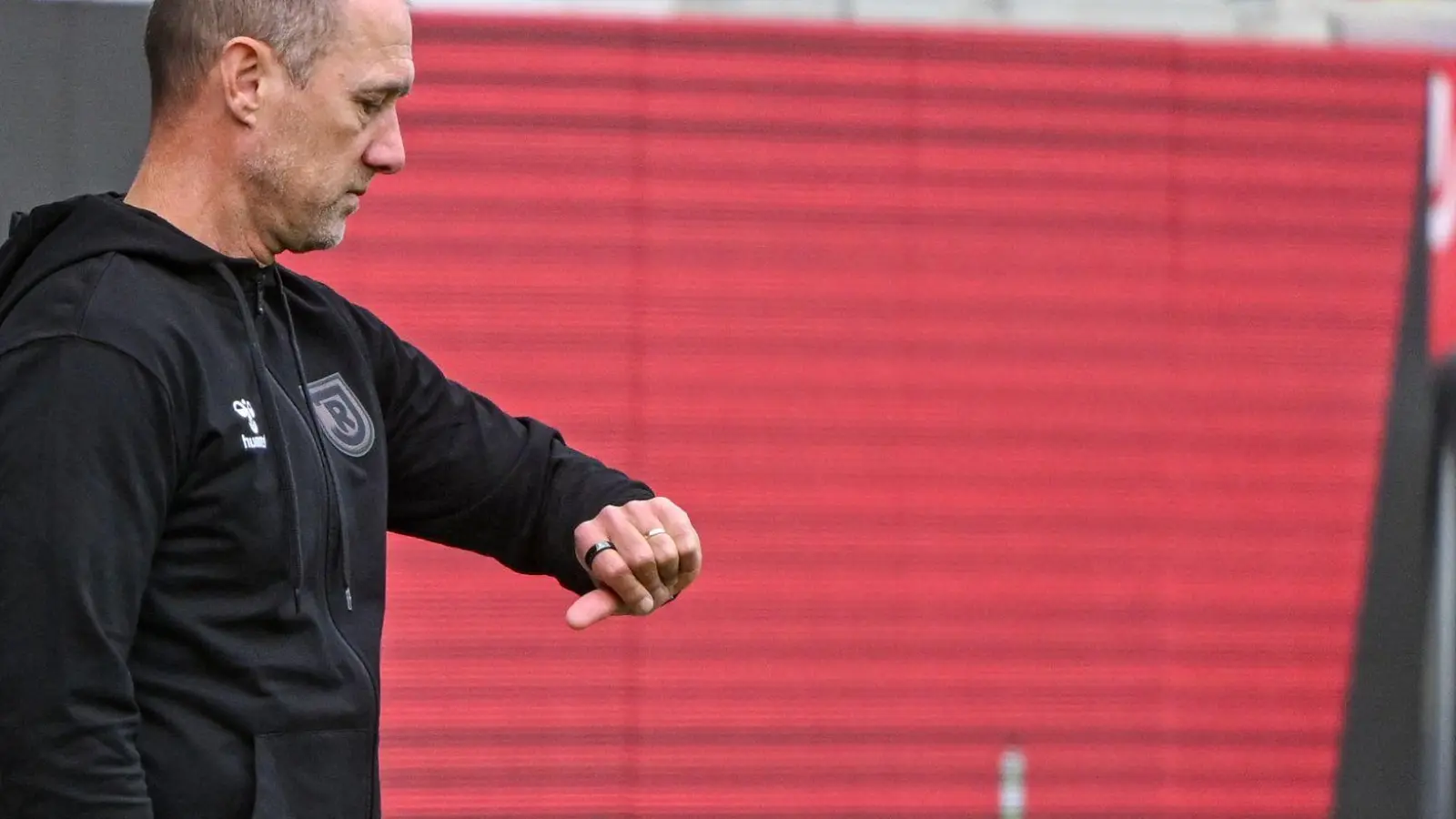 Es wird Zeit für weitere Erfolge für den SSV Jahn Regensburg und Trainer Joe Enochs. (Foto: Armin Weigel/dpa)