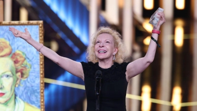 Sunnyi Melles jubelt - ihr wurde der Deutsche Fernsehpreis zuerkannt. (Foto: Rolf Vennenbernd/dpa)