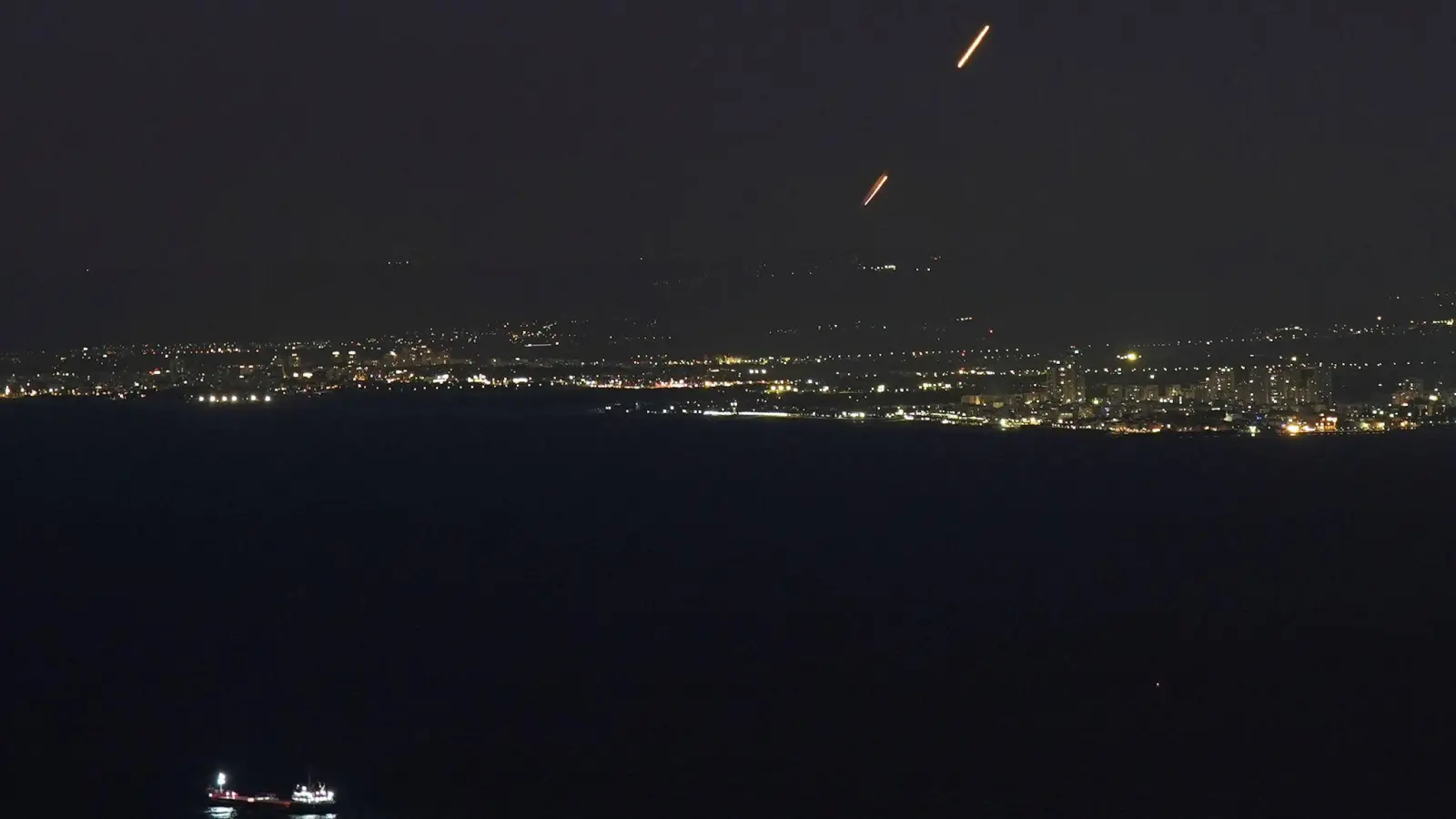 Das israelische Luftabwehrsystem Iron Dome fängt Raketen ab. (Archivbild) (Foto: Baz Ratner/AP/dpa)