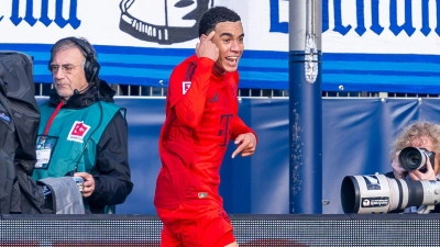 Der Kopf war&#39;s: Jamal Musiala (l) zeigt nach dem 2:0, womit er das Tor erzielt hat. (Foto: David Inderlied/dpa)