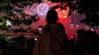 Der Unabhängingkeitstag wird in den USA traditionell mit Partys, Feuerwerk und Paraden gefeiert. (Foto: Julia Nikhinson/AP/dpa)