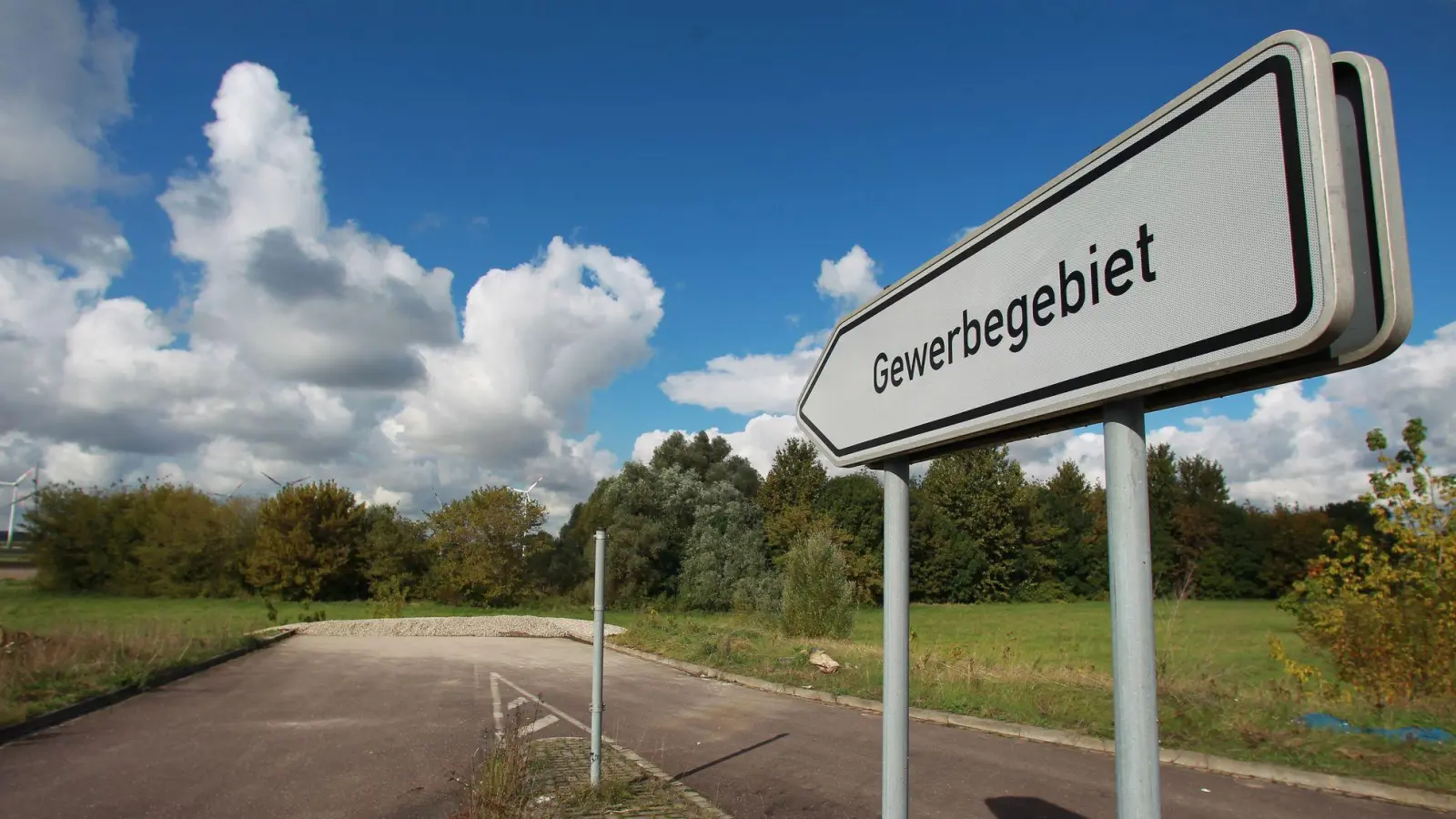 Neue Gewerbegebiete, neue Firmen: Bei Standortentscheidungen gibt es in Bayern ein Ungleichgewicht. (Symbolfoto) (Foto: Jens Wolf/dpa-Zentralbild/dpa)