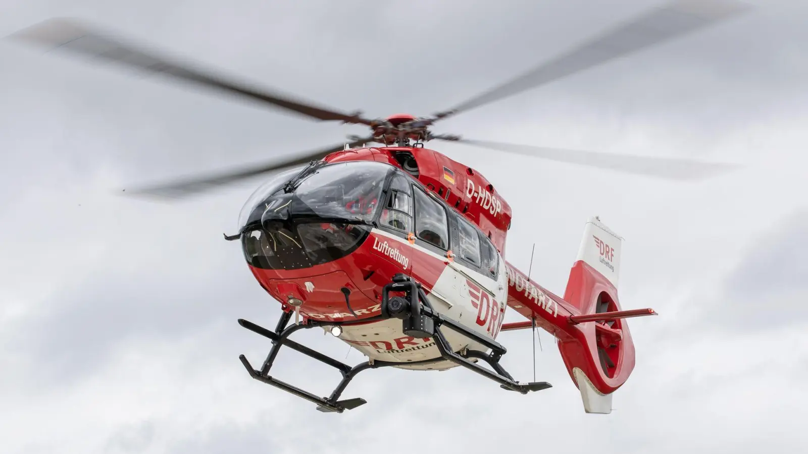 Mit einem Rettungshubschrauber wurde der Mann in ein Klinikum gebracht. (Symboloptik)  (Foto: Daniel Karmann/dpa)