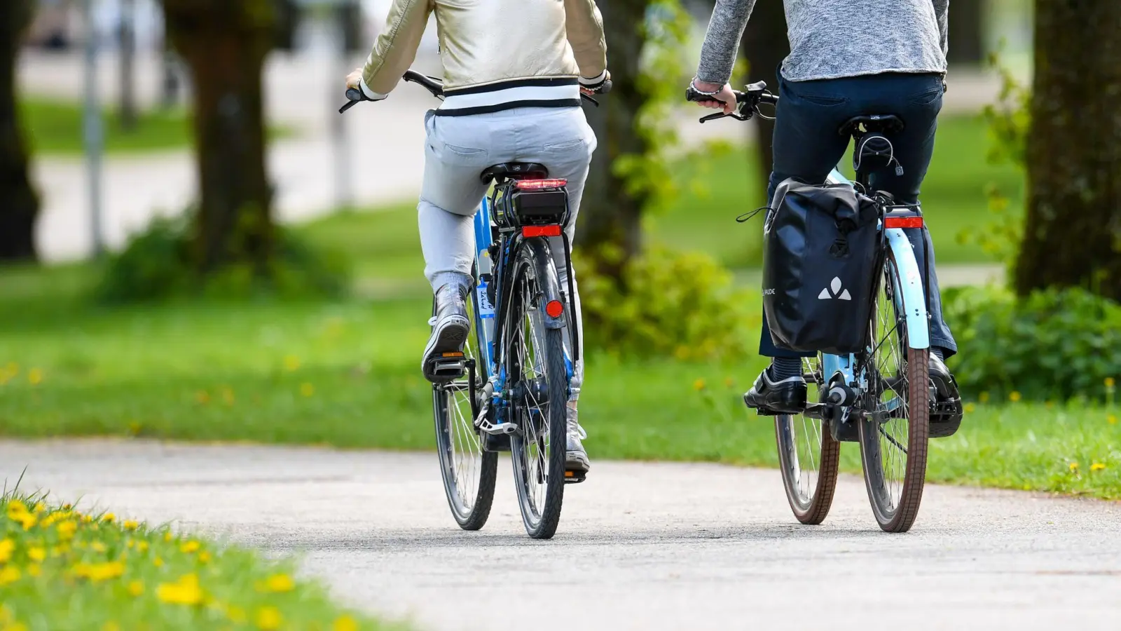 So viel Freude die erste Radtour im Frühling auch bereitet - oft melden sich Schmerzen im Gesäß- und Genitalbereich. (Foto: Tobias Hase/dpa/dpa-tmn)