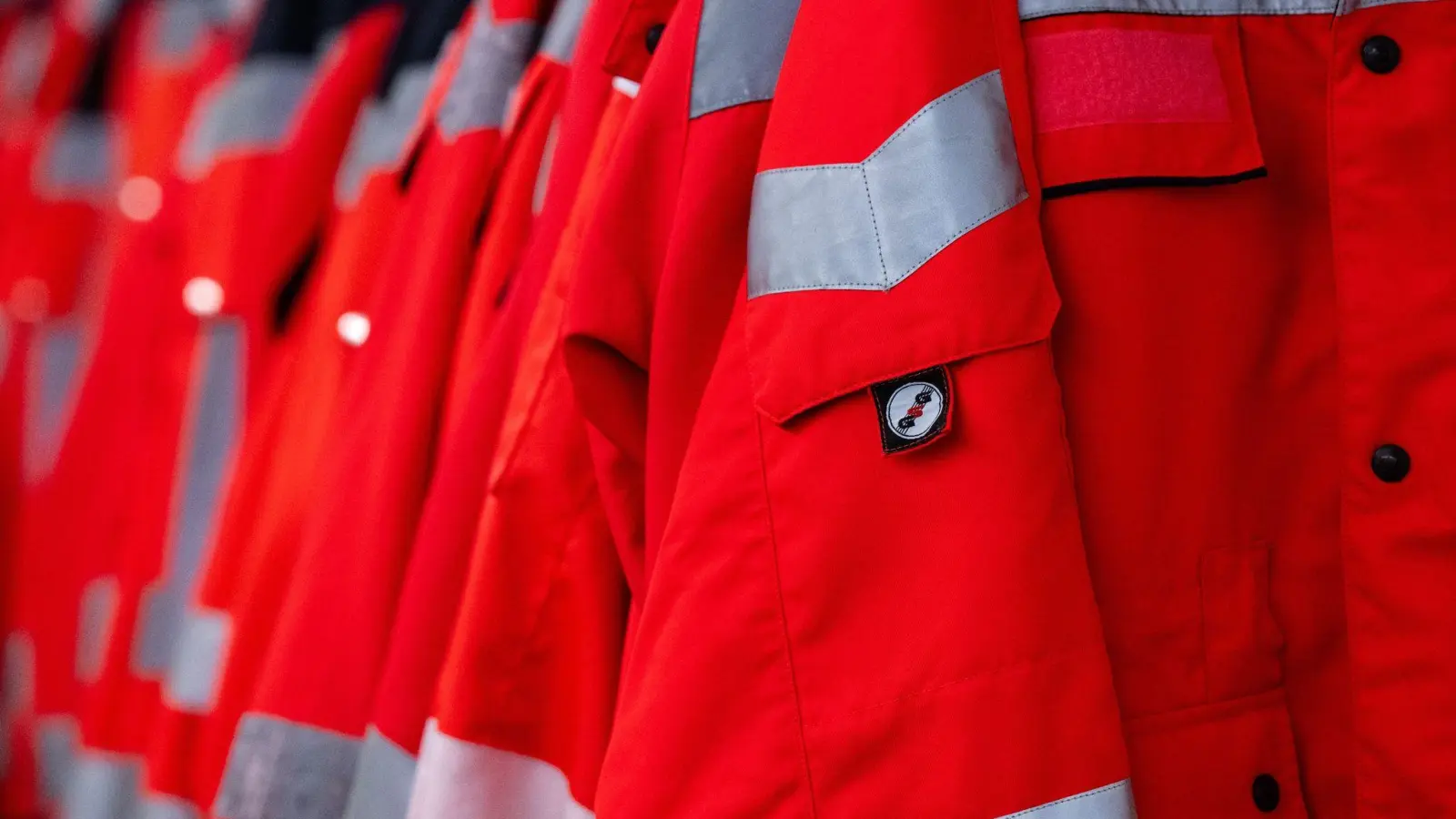 Jacken von Einsatzkräften im Servicezentrum auf der Theresienwiese. (Foto: Sven Hoppe/dpa)