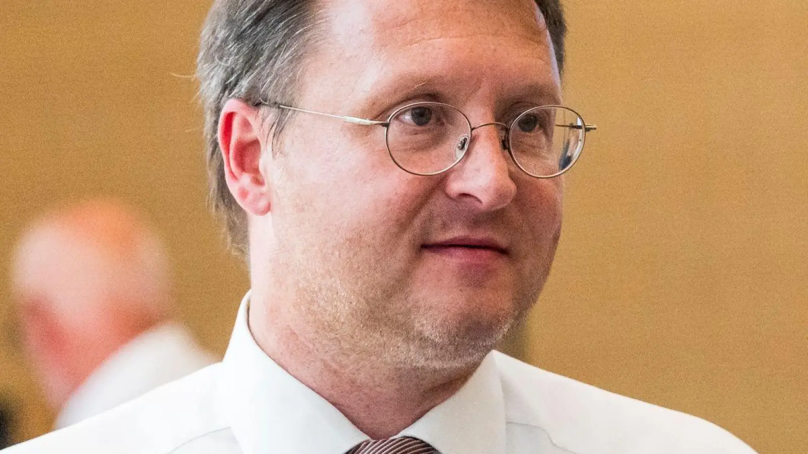 Robert Sesselmann (AfD) vor der Kreistagssitzung. (Foto: Daniel Vogl/dpa)