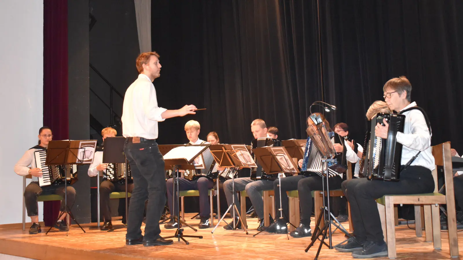 Das 13-köpfige Akkordeonorchester unter Leitung von Theo Meyer setzte bei der Langen Nacht der Demokratie in Feuchtwangen ein musikalisches Ausrufezeichen.