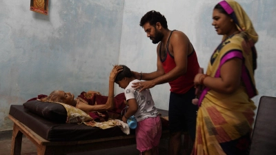 Sharda Devi wollte in Varanasi im Mukti Bhawan und auf keinen Fall in ihrem Dorf sterben. (Foto: Anne-Sophie Galli/dpa)