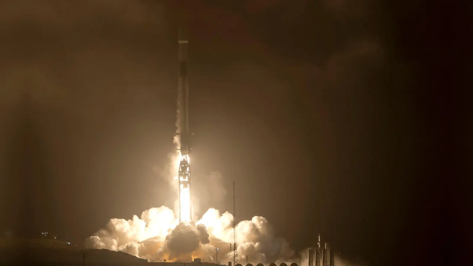 Die SpaceX Falcon 9 Rakete startet mit dem Double Asteroid Redirection Test (DART) an Bord vom Space Launch Complex 4E auf der Vandenberg Space Force Base in Kalifornien. (Foto: Bill Ingalls/NASA/AP/dpa)