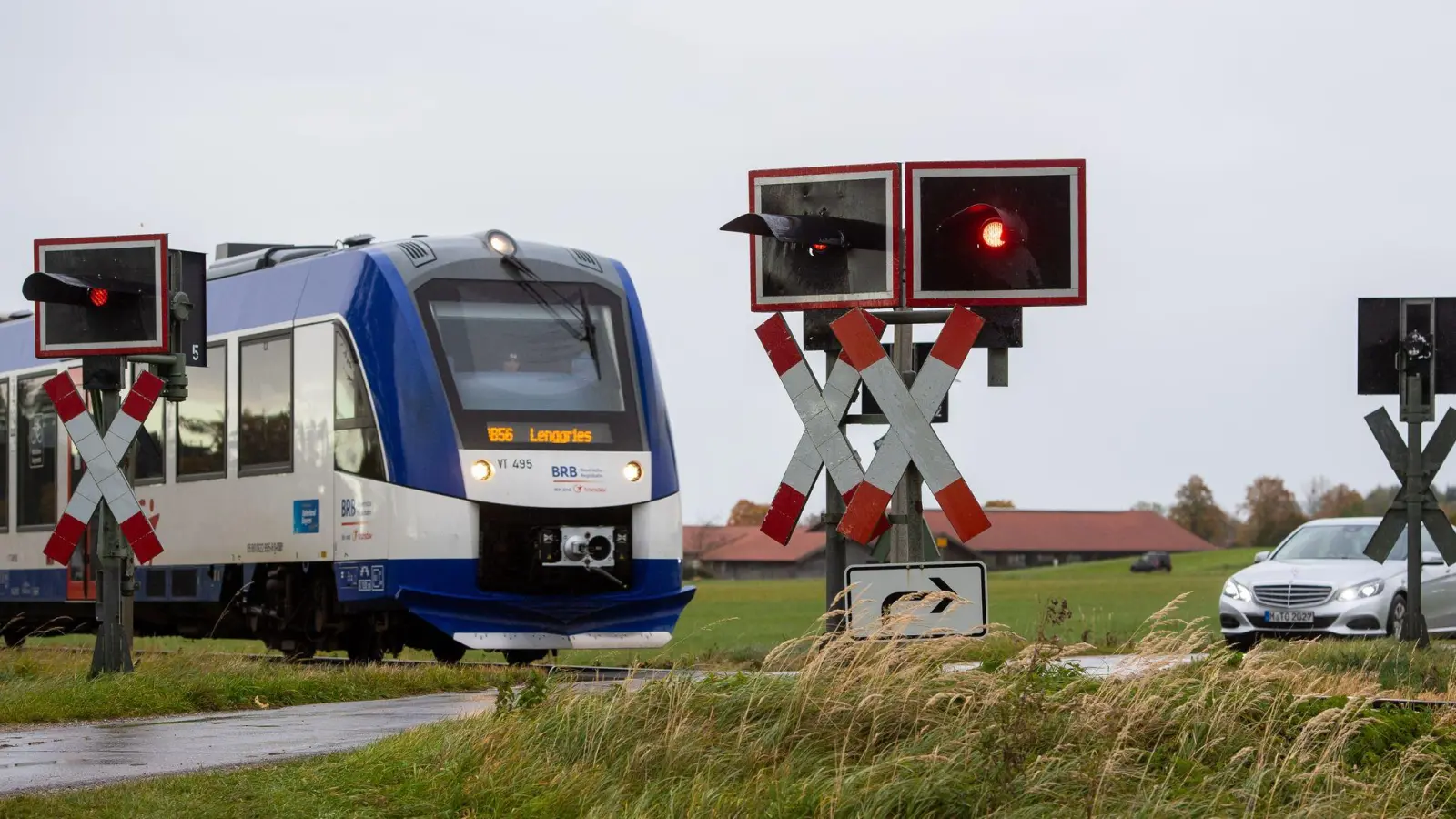 Die Bahnstrecke bis an den Tegernsee soll endlich elektrifiziert werden, ein neues Konzept soll auch mehr Passagiere bedienen können. (Foto: Lennart Preiss/dpa)