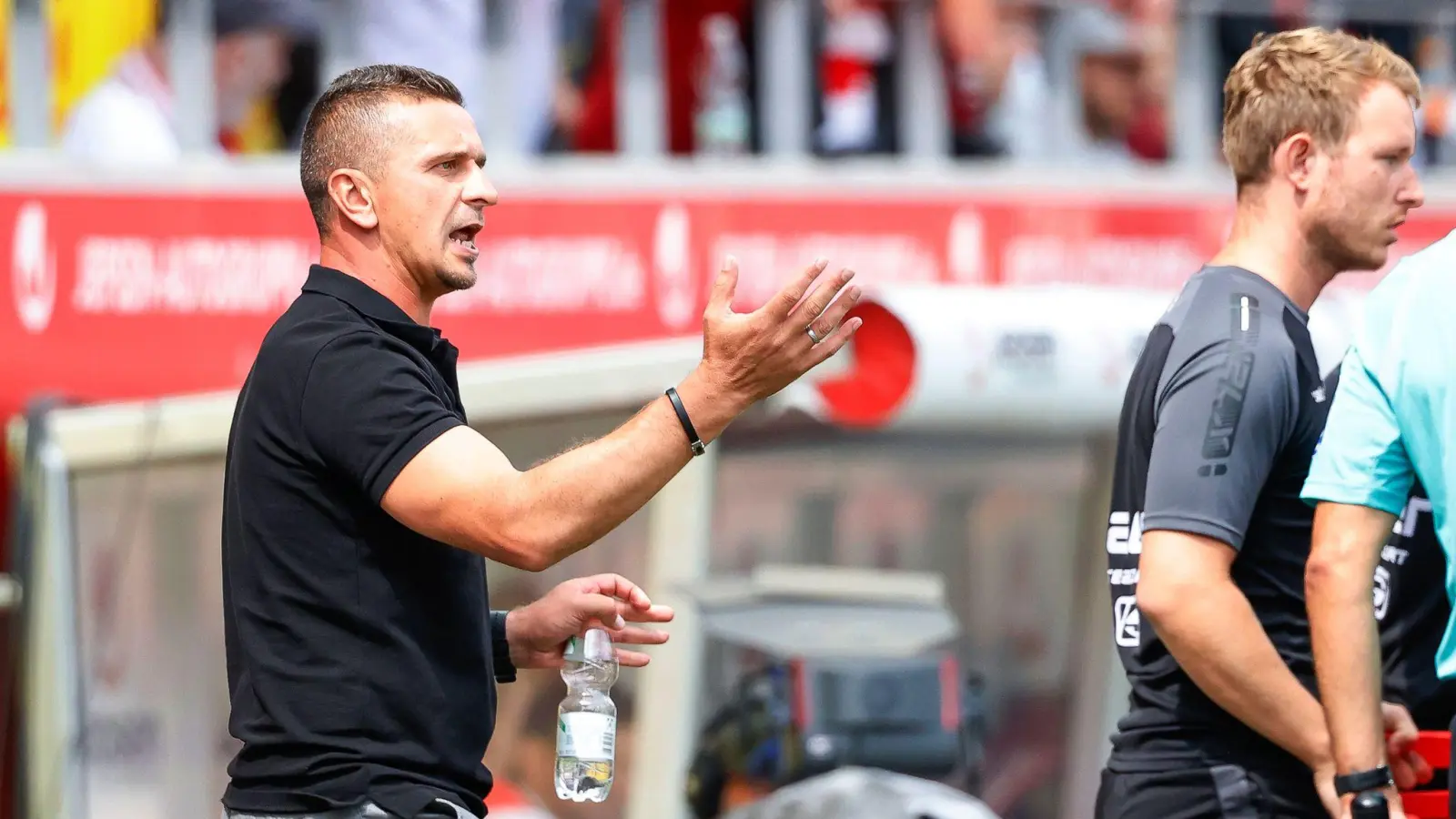 Der Regensburger Trainer Mersad Selimbegovic gibt seinem Team Anweisungen. (Foto: Daniel Löb/dpa/Archivbild)