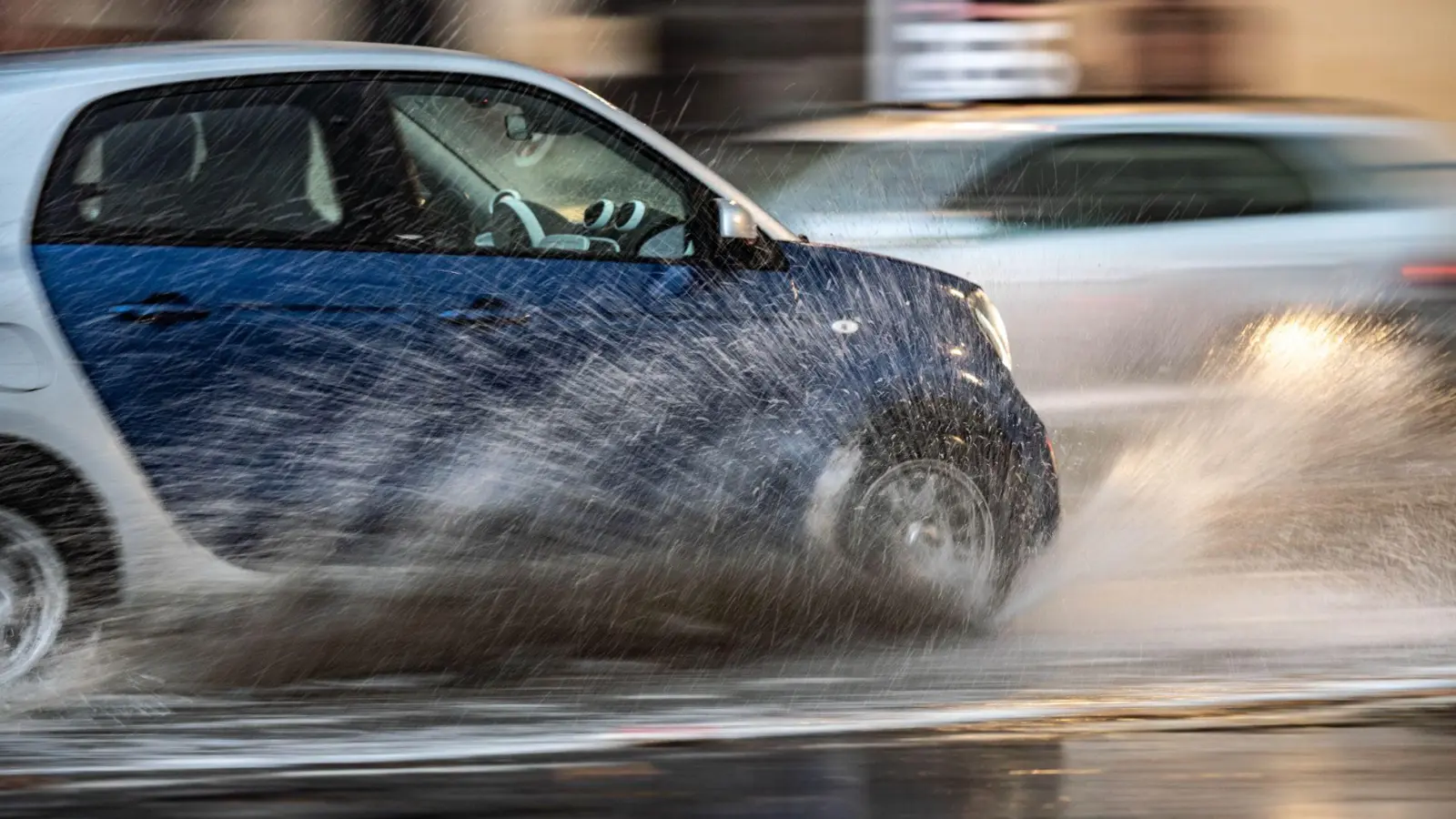 Der Deutsche Wetterdienst warnt am Mittwochabend vor schweren Gewittern. (Symbolbild: Frank Rumpenhorst/dpa)