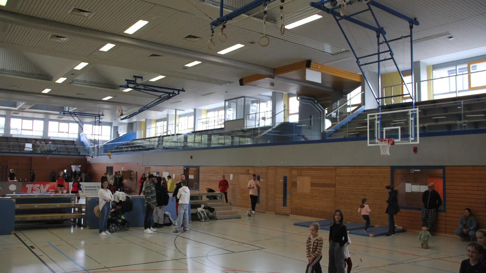 Nur auf die Stirnseitentribüne dürfen Zuschauer, die Sitzmöglichkeiten an der Längsseite der Theresien-Turnhalle müssen seit drei Jahren aus Brandschutzgründen leer bleiben. Das Bild entstand beim Sporttag des TSV 1860 Ansbach. (Foto: Robert Maurer)