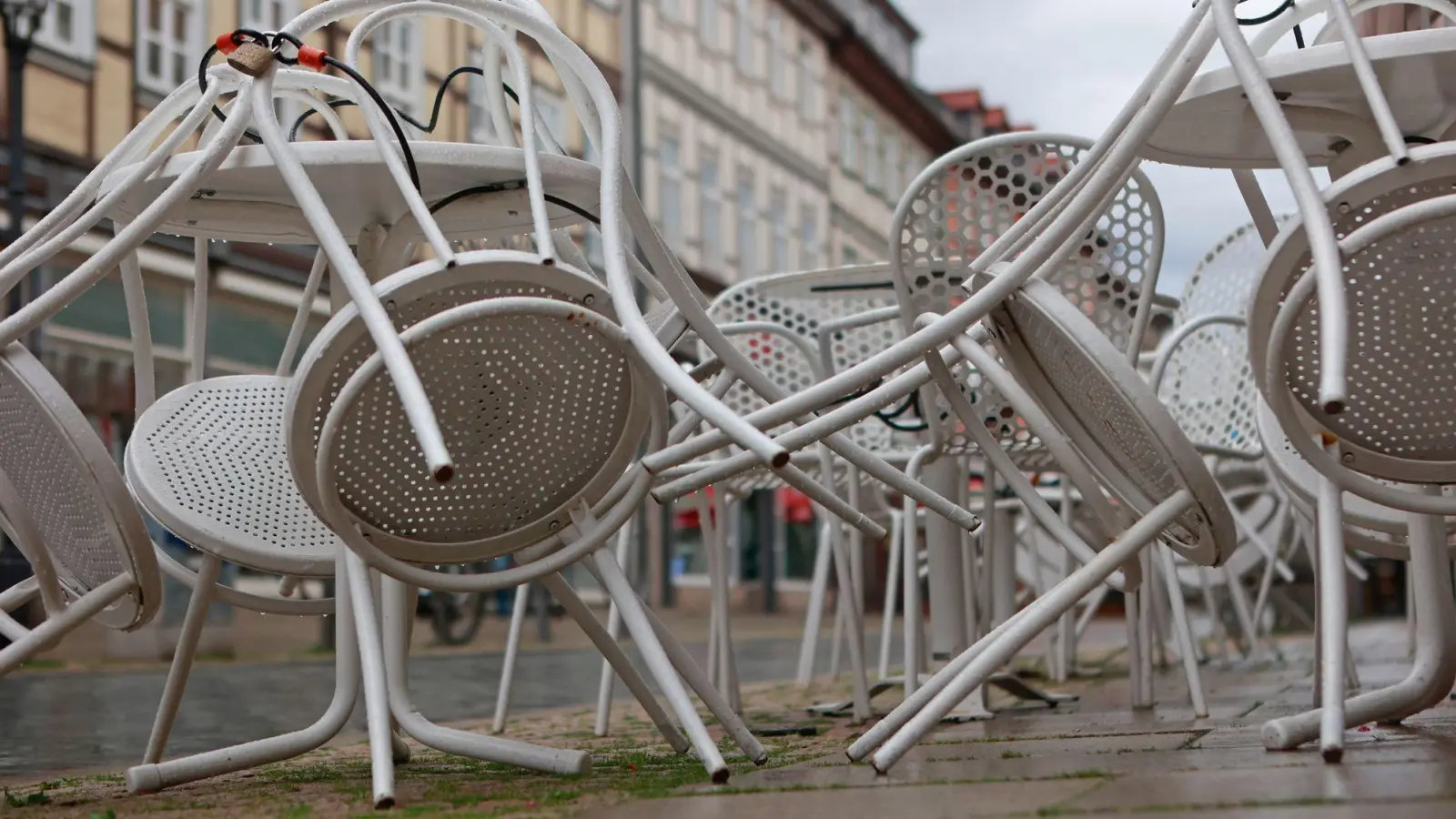 Die Flaute im Gastgewerbe hat auch 2024 angehalten. (Illustration) (Foto: Matthias Bein/dpa)