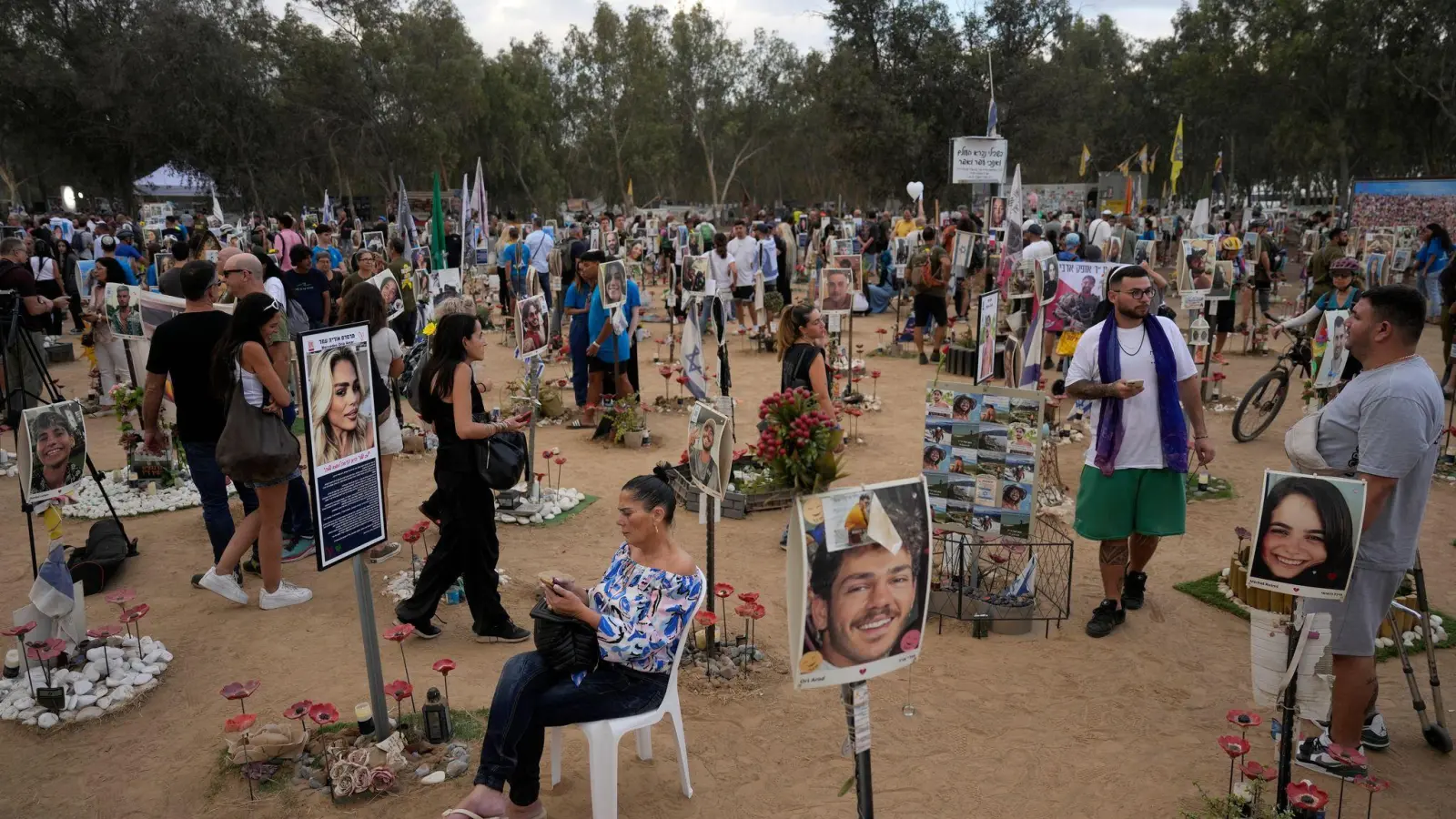 Israelis gedenken am Schauplatz des Nova-Musikfestivals der Opfer des Hamas-Massakers vor genau einem Jahr.  (Foto: Ariel Schalit/AP/dpa)