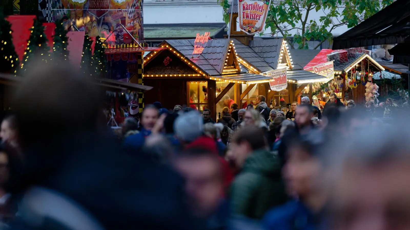 Weihnachtlich beleuchtete Hütten stehen auf dem Weihnachtsmarkt in Essen-Steele. (Foto: Henning Kaiser/dpa)