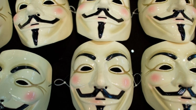 Einer der Täter trug eine sogenannte Guy-Fawkes-Maske. (Archivbild) (Foto: picture alliance / dpa)