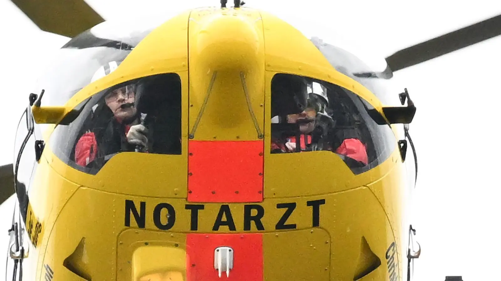 Ein Mann ist bei seiner Arbeit mit dem Kopf in einer Maschine eingeklemmt und lebensgefährlich verletzt worden. (Symbolbild) (Foto: Bernd Weißbrod/dpa)