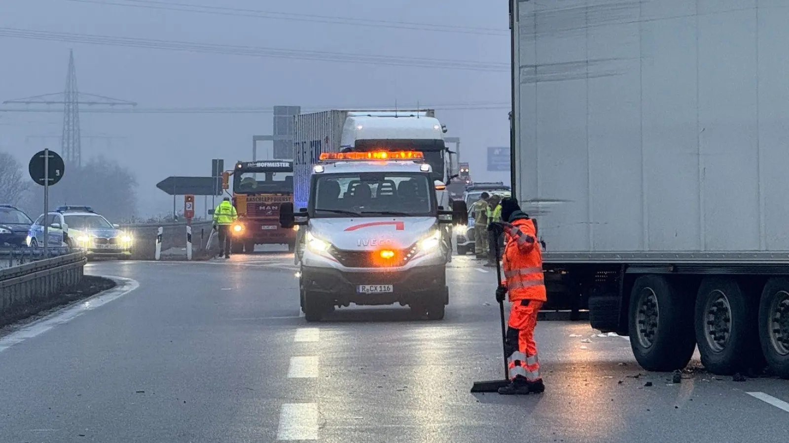 Nach einer Unfallserie bei Regensburg mit einem Toten wurde die Autobahn 3 komplett gesperrt. (Foto: Sebastian Pieknik/NEWS5/dpa)