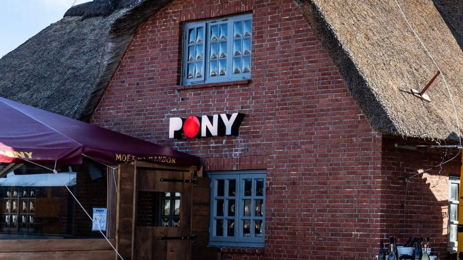 Der Betreiber der Gaststätte „Pony“ im Zentrum von Kampen distanziert sich von den Vorfällen. (Foto: Axel Heimken/dpa)