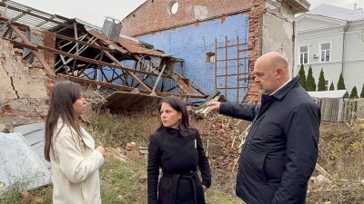 In Jahidne besuchte Baerbock die Gedenkstätte an die Opfer der russischen Gräueltaten in dem Dorf nordöstlich der Hauptstadt Kiew. (Foto: Jörg Blank/dpa)