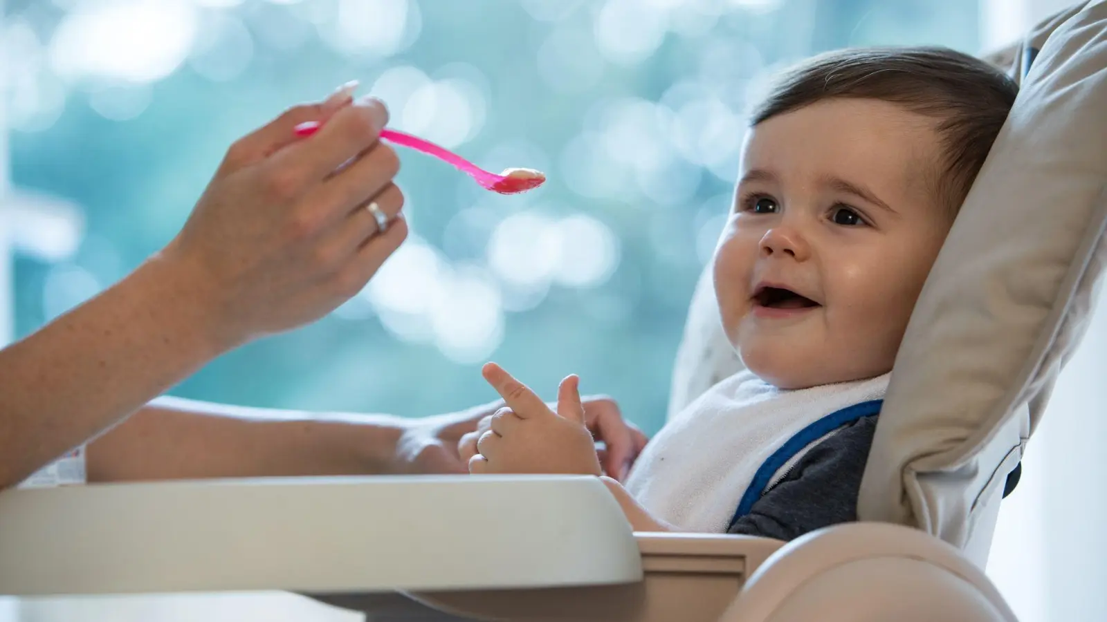 Ein Löffel für Mama, ein Löffel für Opa: Bei der Beikost-Einführung sollten Eltern darauf achten, dass im Essen für die Kleinen auch Eisen steckt. (Foto: Christin Klose/dpa-tmn)