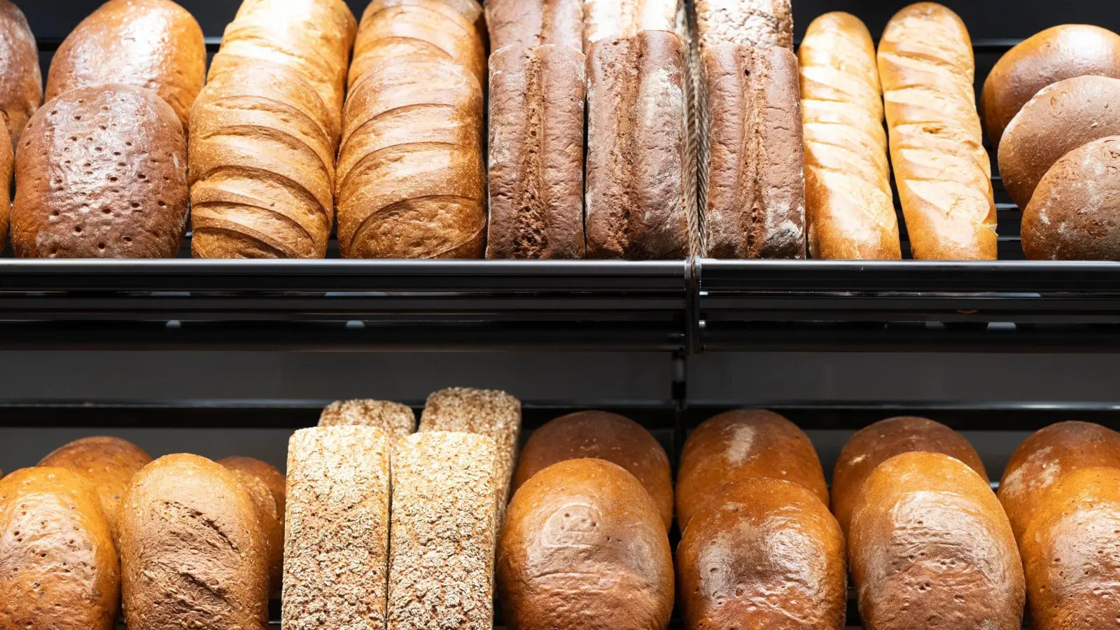 Die Rewe-Gruppe will Brot- und Backwaren künftig nicht mehr selbst herstellen. (Foto: Sebastian Kahnert/dpa)