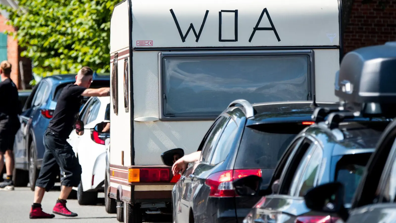 Diesmal stimmt in Wacken das Wetter bei der Anreise und es droht keine Schlammschlacht. (Foto: Daniel Bockwoldt/dpa)