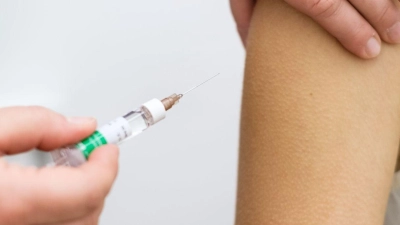 Archivbild: Eine Arzthelferin impft in einer Arztpraxis eine Patentin mit einer Spritze mit dem Impfstoff Rabipur zum Schutz vor Tollwut. (Foto: Ole Spata/dpa)
