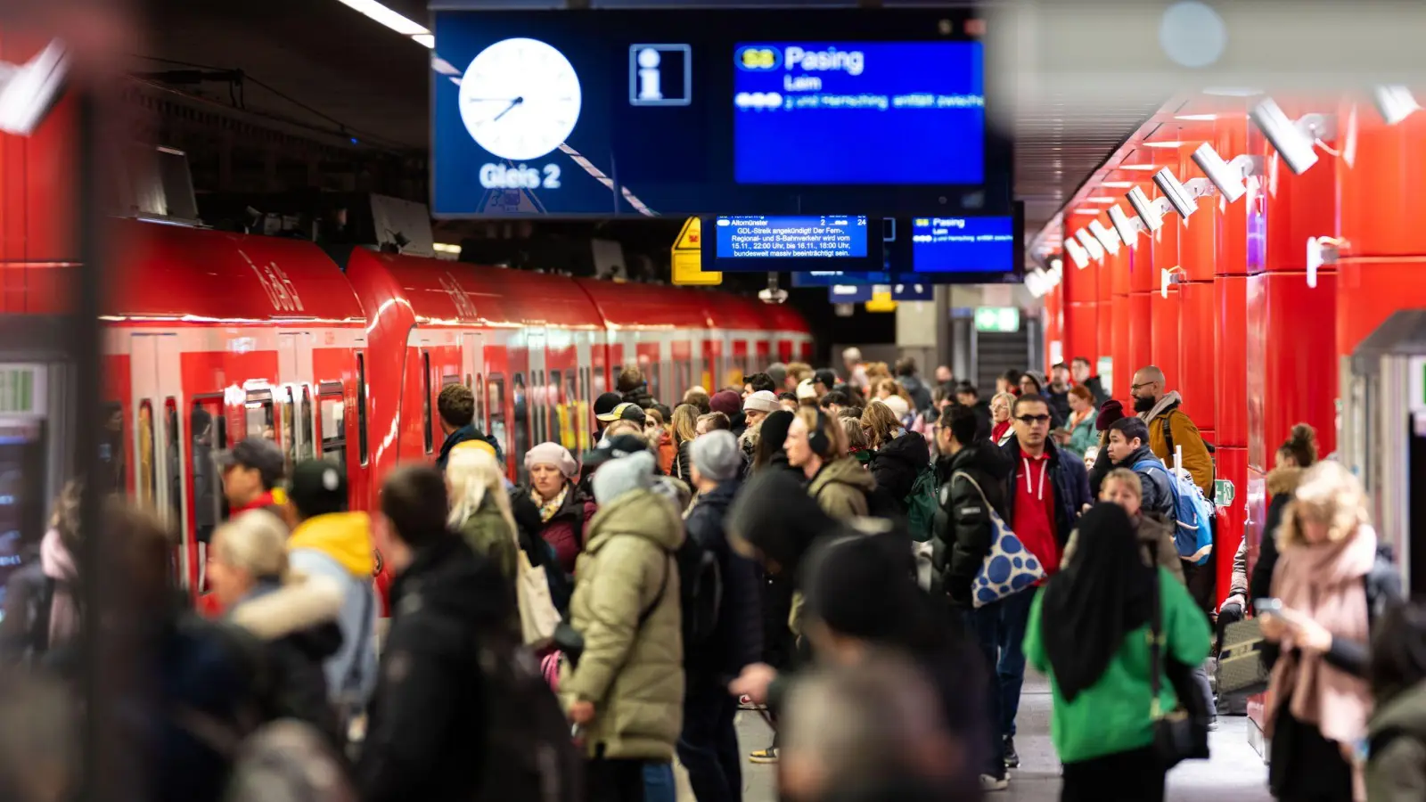 Die Münchner S-Bahn war am Freitagmorgen von einer massiven Störung betroffen.  (Foto: Lukas Barth/dpa)